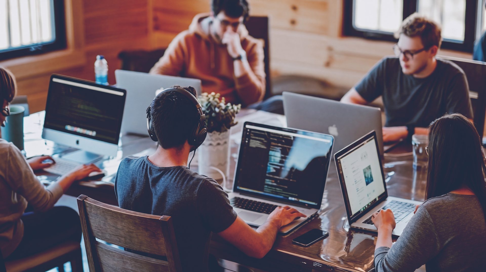 Команда разработки за работой в офисе